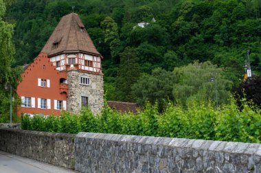 Vaduz, FL / Lihtenştayn - 16 Haziran 2020: Vaduz, Lihtenştayn 'daki tarihi 13. yüzyıl Kızıl Evi' nin yatay görünümü
