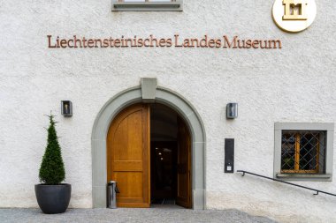 Vaduz, FL / Lihtenştayn - 16 Haziran 2020: Vaduz 'daki Liechtensteinische Landesmueseum veya ulusal müze girişinin görüntüsü