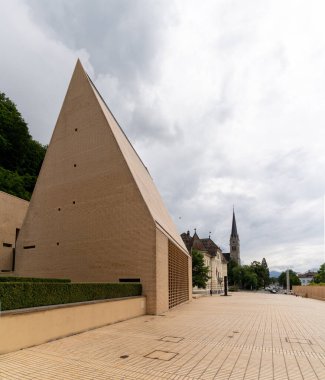 Vaduz, FL / Lihtenştayn - 16 Haziran 2020: Arka planda St. Florin kilisesi bulunan Vaduz şehir merkezi manzarası