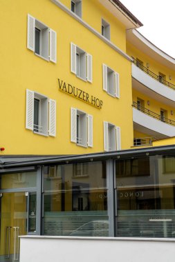 Vaduz, FL / Liechtenstein - 16 Haziran 2020: Vaduz, Lihtenştayn 'daki ünlü Vaduzer Hof otelinin manzarası