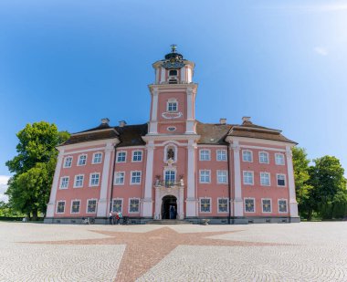 Birnau, BW / Almanya - 20 Haziran 2020: Güney Almanya 'daki Constance Gölü üzerinde Birnau' daki tarihi katedrale bakış