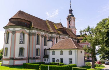 Birnau, BW / Almanya - 20 Haziran 2020: Güney Almanya 'daki Constance Gölü üzerinde Birnau' daki tarihi katedrale bakış