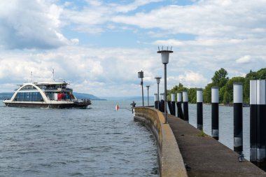 Meersburg, BW / Almanya - 22 Haziran 2020: Konstanz 'dan gelen araba ve yolcu feribotu Güney Almanya' daki Meersburg 'a ulaşır.