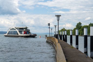 Meersburg, BW / Almanya - 22 Haziran 2020: Konstanz 'dan gelen araba ve yolcu feribotu Güney Almanya' daki Meersburg 'a ulaşır.