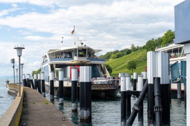 Meersburg, BW / Almanya - 22 Haziran 2020: Konstanz 'dan gelen araba ve yolcu feribotu Güney Almanya' daki Meersburg 'a ulaşır.