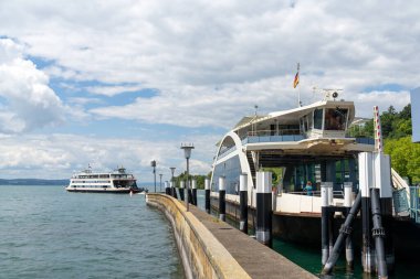 Meersburg, BW / Almanya - 22 Haziran 2020: Güney Almanya 'da Konstanz' a doğru Meersburg limanından hareket eden araba ve yolcu