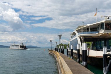 Meersburg, BW / Almanya - 22 Haziran 2020: Güney Almanya 'da Konstanz' a doğru Meersburg limanından hareket eden araba ve yolcu