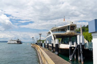 Meersburg, BW / Almanya - 22 Haziran 2020: Güney Almanya 'da Konstanz' a doğru Meersburg limanından hareket eden araba ve yolcu