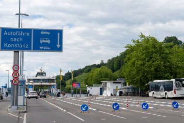 Meersburg, BW / Almanya - 22 Haziran 2020: Meersburg 'daki feribot yükleme limanı ve Almanca 