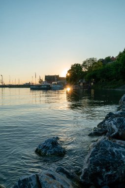 Limanda güzel bir gün batımı ve Güney Almanya 'da eski bir kasaba olan Meersburg' da