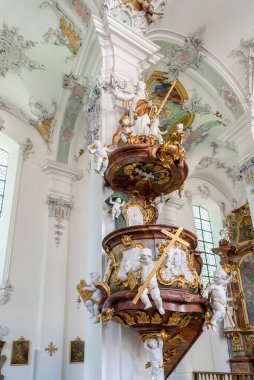 Isny, BW / Almanya - 24 Haziran 2020: Güney Almanya 'da Isny' de St. Georg ve Jakobus kilisesindeki özenle hazırlanmış barok kürsünün iç görünümü