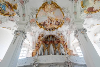 Isny, BW / Almanya - 24 Haziran 2020: Güney Almanya 'da Isny' de St. Georg ve Jakobus kilisesindeki organın iç görünümü