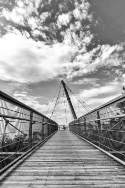 Scheidegg, Bavyera / Almanya - 26 Haziran 2020: Scheidegg 'in güney Bavyera tepelerindeki ağaç tepesi ve patika manzarası