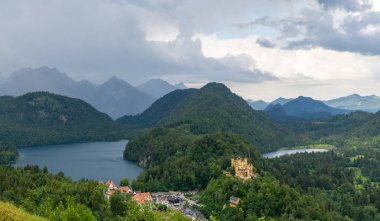 Oberschwangau yakınlarındaki Hohenschwangau Kalesi, Alpsee ve Schwansee manzarası