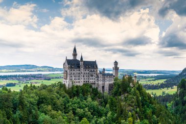 Güney Bavyera Alplerindeki Neuschwanstein Şatosu manzarası