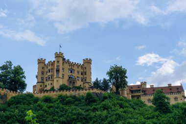 Hohenschwangau Kalesi ile güney Bavyera Alpleri manzarası