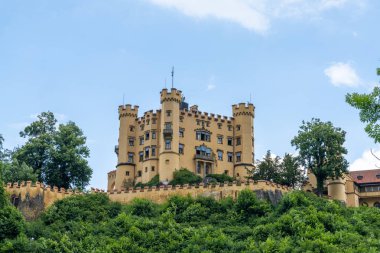 Hohenschwangau Kalesi ile güney Bavyera Alpleri manzarası