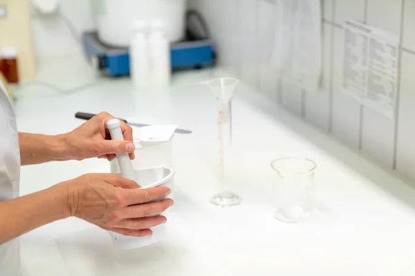 Närbild Farmaceut Laboratoriet Blandar Medicinsk Salva Skål — Stockfoto