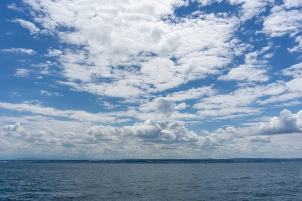 Wyraźna Chmura Nad Brzegami Wodami Jeziora Bodeńskiego Południowych Niemczech — Zdjęcie stockowe