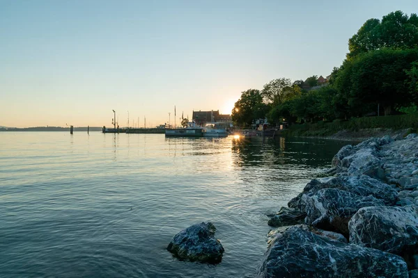 德国南部的梅尔斯堡海港和古城上空美丽的落日 — 图库照片