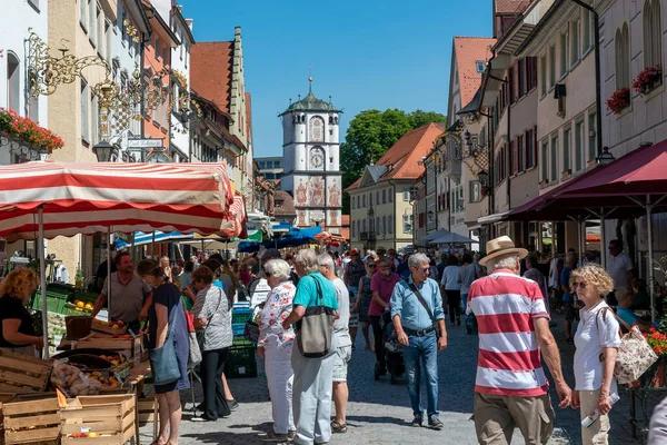 Wangen Germany 2020年6月24日 混雑した週末のファーマーズマーケット中にWangen Allgauの歴史的な旧市街 — ストック写真