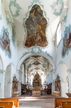 Rheinfelden, AG / İsviçre - 6 Temmuz 2020: Rheinfelden 'deki tarihi St. Martin kilisesinin iç manzarası