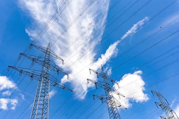 Varios Grandes Cruces Celosía Metal Alto Voltaje Que Transportan Electricidad — Foto de Stock