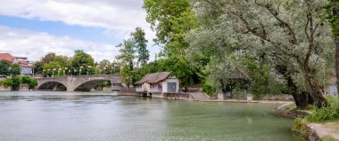 Ren nehri kıyısındaki Rheinfelden 'de Almanya' ya giden köprünün olduğu bir ada manzarası.