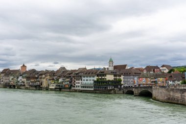 Rheinfelden, AG / İsviçre - 6 Temmuz 2020: Ren nehri kıyısındaki tarihi Rheinfelden kasabası