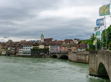 Rheinfelden, AG / İsviçre - 6 Temmuz 2020: Ren nehri kıyısındaki tarihi Rheinfelden kasabası
