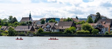 Sisseln, AG / İsviçre - 4 Temmuz 2020: Kanolar üzerinde insanlar İsviçre 'nin kuzeyindeki Sisseln yakınlarındaki Ren Nehri' nde kürek çekiyor.