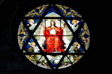 Basel, BL / İsviçre - 8 Temmuz 2020: Basel katedralindeki vitray sanatı ayrıntılı görünümü