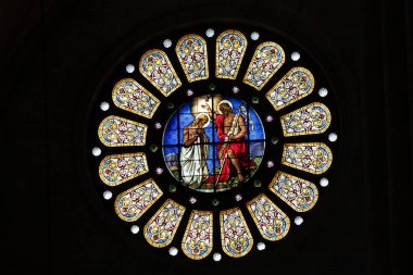 Basel, BL / İsviçre - 8 Temmuz 2020: Basel katedralindeki vitray sanatı ayrıntılı görünümü