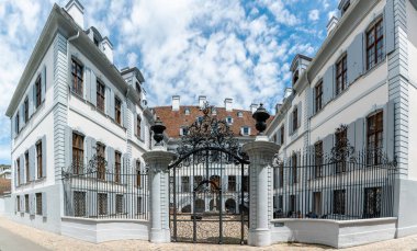 Basel, BL / İsviçre - 8 Temmuz 2020: Basel şehir merkezindeki tarihi 