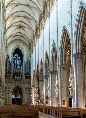 Ulm, BW / Almanya - 14 Temmuz 2020: Nave ve West End manzarası Ulm 'un papazında org ile