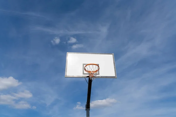 Odosobniony Widok Obręcz Koszykówki Backboard Pod Wyrazistym Błękitnym Niebem Przestrzenią — Zdjęcie stockowe