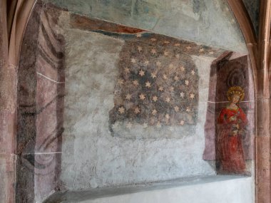 Basel, BL / İsviçre - 8 Temmuz 2020: Basel 'deki St. Peter Kilisesi' nin içindeki gotik duvar resmine yakından bakın