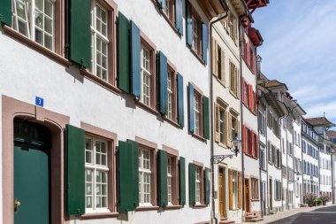 Basel, BL / İsviçre - 8 Temmuz 2020: Basel şehir merkezinin tarihi manzarası