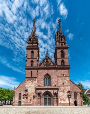 Basel, BL / İsviçre - 8 Temmuz 2020: Basel 'deki tarihi bakan ve bakanlık meydanı