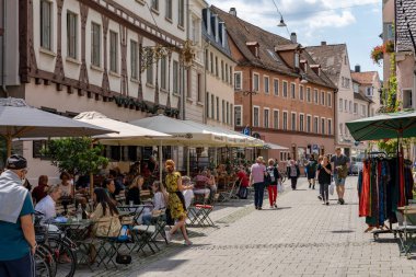 Ulm, BW / Almanya - 14 Temmuz 2020: Yazın Ulm 'un tarihi şehir merkezinde işlek restoranlar ve barlar