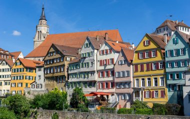 Tuebingen, BW / Almanya - 18 Temmuz 2020: Neckar Nehri üzerindeki eski şehir merkezi