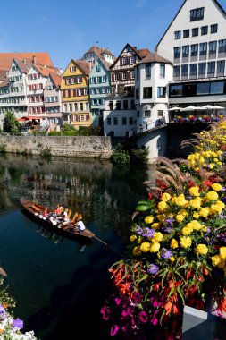 Tuebingen, BW / Almanya - 18 Temmuz 2020: Neckar Nehri 'ndeki eski Tuebingen kasabasının ön planda bir Stocherkahn teknesi ile manzarası