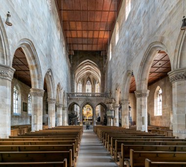 Esslingen, BW / Almanya - 21 Temmuz 2020: Esslingen 'deki St. Dionys Kilisesi' nin nave korosunun iç görünümü