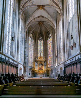 Esslingen, BW / Almanya - 21 Temmuz 2020: Esslingen 'deki St. Dionys Kilisesi' nin sunak ve korosunun iç görünümü