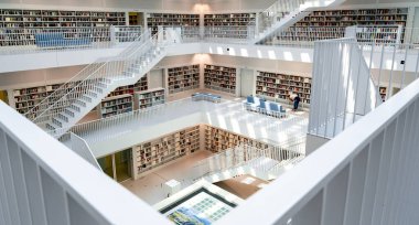 Stuttgart, BW / Almanya - 22 Temmuz 2020: Stuttgart 'taki belediye kütüphanesinin iç görünümü