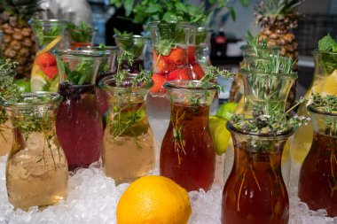 Buzlu, meyveli ve soslu ev yapımı, nefis bir çay manzarası.