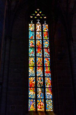 Schwaebisch Gmuend, BW / Almanya - 23 Temmuz 2020: Schwaebisch Gmuend papazının içindeki vitray sanat penceresinin ayrıntılı görünümü