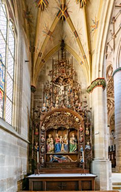 Schwaebisch Gmuend, BW / Almanya - 23 Temmuz 2020: Schwaebisch Gmuend ve Sebaldus şapeli ve sunağı içindeki bakanın iç görünümü