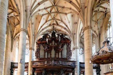 Schwaebisch Gmuend, BW / Almanya - 23 Temmuz 2020: Schwaebisch Gmuend 'da boru orgu ile bakan iç görünümü