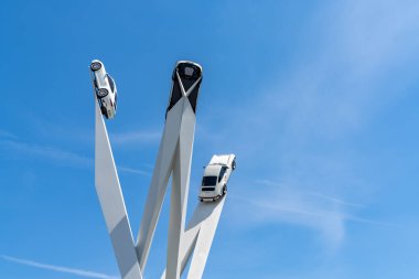 Stuttgart-Zuffenhausen, BW / Almanya - 22 Temmuz 2020: Müze ve genel merkezde üç 911 Porsche heykeli bulunan Porsche heykeli